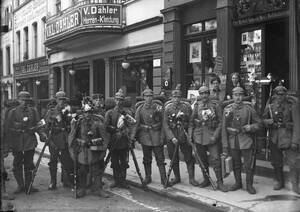 Das Bild zeigt Soldaten am Lutherplatz während des Ersten Weltkriegs.